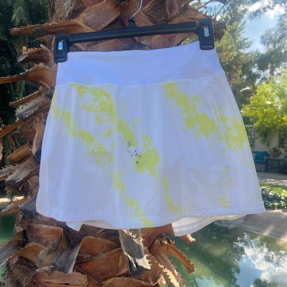 Lulu Lemon Pace Rival skirt, yellow gray and white